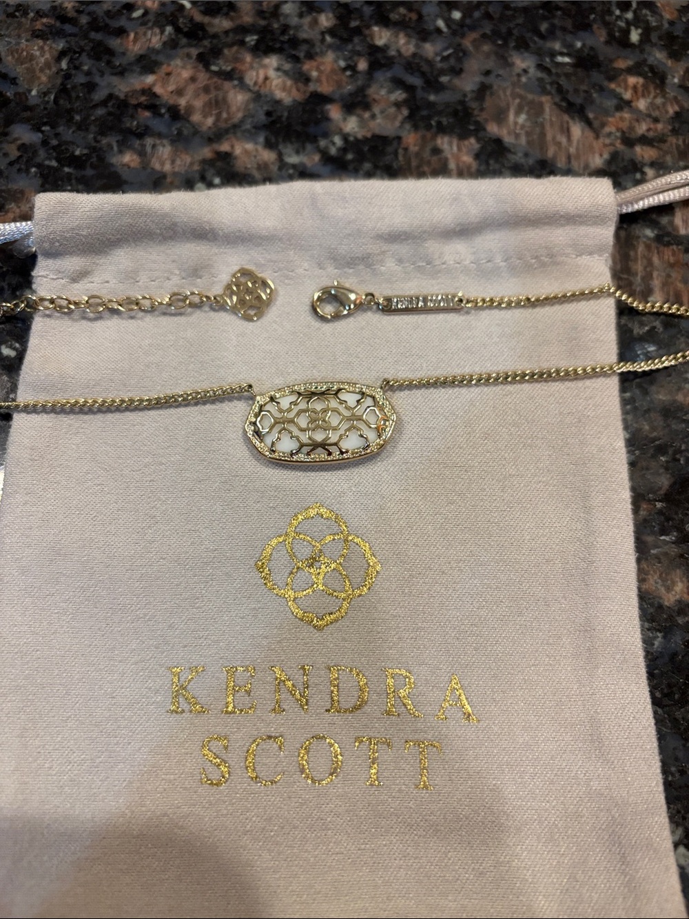 Kendra Scott Dylan Necklace Gold Iridescent Oval Pendant + Original Pouch - Picture 4 of 6